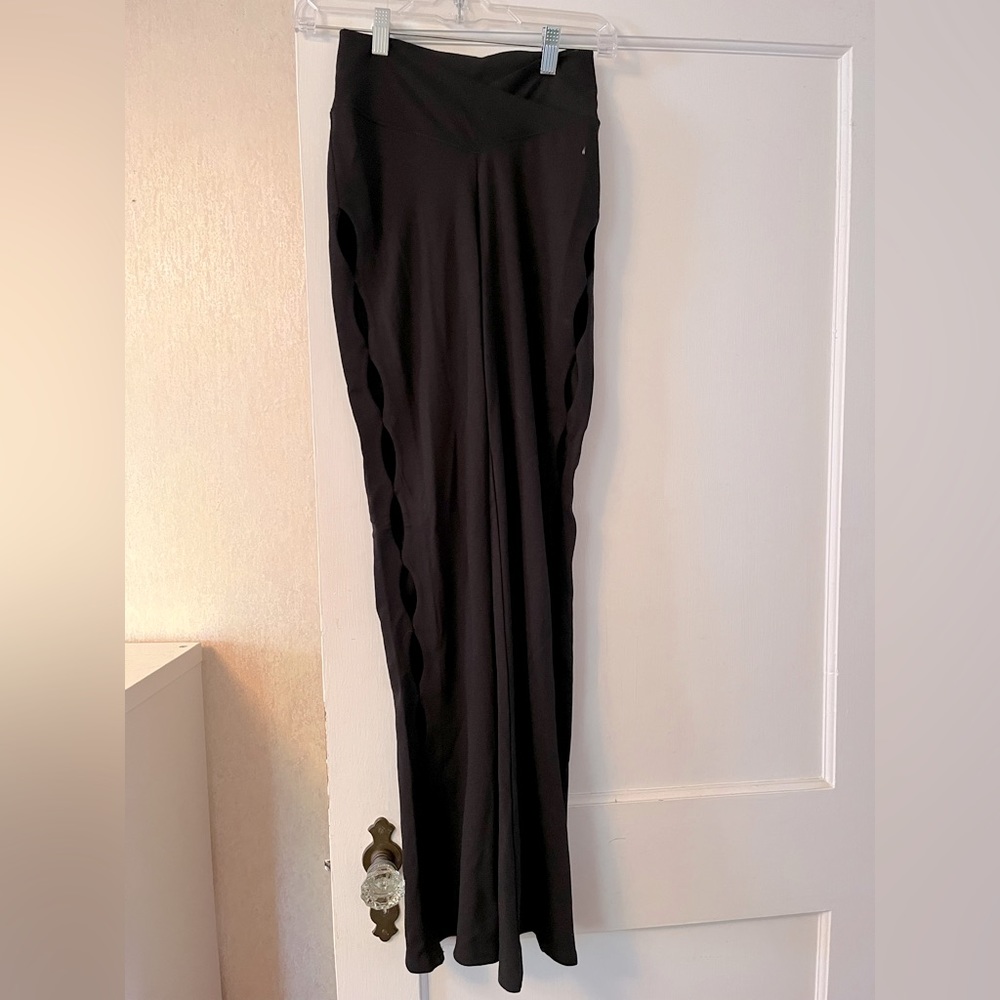 Women’s Black Leggings with pattern on side of legs Size XS NWT